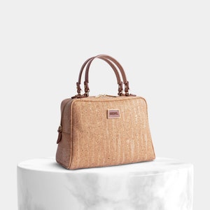 Bolso de corcho textura dorada, Bolso clásico de corcho, Bolso de mujer tipo caja, detalles en piel, Asa bandolera, Bolso bandolera, Bolso de mujer, Bolso de mano