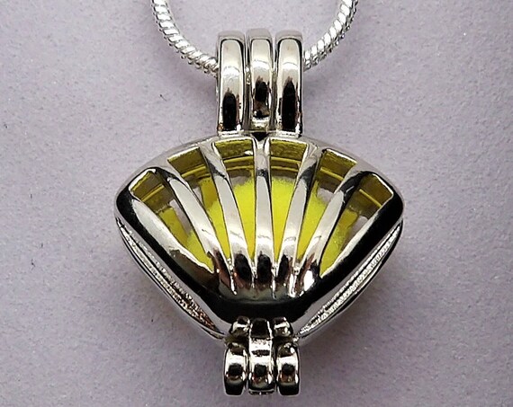 Aromatherapy Necklace with a Clam Shell Pendant, Aromatherapy Jewelry (A67)