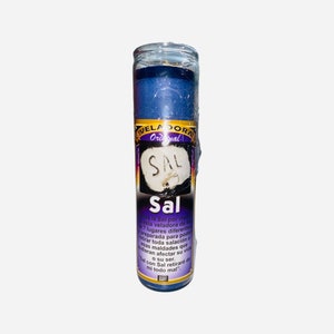 Könnte beinhalten: Eine blaue Glaskerze mit einem violetten Etikett, auf dem "VELADORA Original SAL" und "Sal" in einem weißen Kreis stehen. Der Text auf dem Etikett lautet "nila la Sal por medio de esta veladora de sal en 7 lugares diferentes preparada para poder retirar toda salación o esas maldades que pudieran afectar su vida o su ser.  Sal con Sal retiraré de mi todo mal!"
