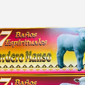 Puede incluir: Una caja de 7 baños espirituales con el texto "7 Baños Espirituales Cordero Manso" y una imagen de un cordero blanco sobre un fondo amarillo y rojo.