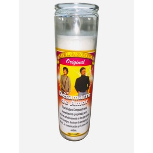 May include: A white candle in a clear glass jar with a label that reads "Veladora Original Desamarre de Amor". The label also includes a picture of a couple and text in Spanish that reads "Esta Veladora Compuesta esta especialmente preparada para separar definitivamente a dos personas para siempre, destruye la amistad y el amor, la comunicación y el amor entre ambos."