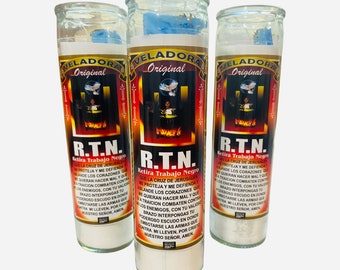 Könnte beinhalten: Drei weiße Glaskerzen mit blauen Deckeln. Jedes Glas hat ein rotes und schwarzes Etikett mit den Worten "VELADORA Original" und "R.T.N. Retira Trabajo Negro" auf Spanisch. Das Etikett enthält auch ein kleines Bild einer Taube.