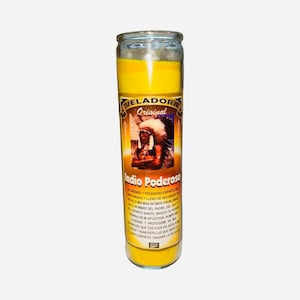 Op de afbeelding: Een lange, gele glazen kaars met een etiket met een afbeelding van een Indiaanse chef. Het etiket bevat ook de woorden "Veladora Original" en "Indio Poderoso". De kaars is gevuld met gele was.