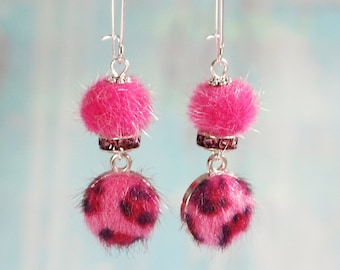 trendige Ohrhänger Boho-Schmuck Leoprint pink, unique gift, Hängeohrringe Hippie, faux-fur, Geschenk Muttertag