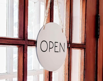 Letreros de "Abierto/Cerrado" para ventanas, comercios y oficinas. Letreros personalizados grabados y reversibles.