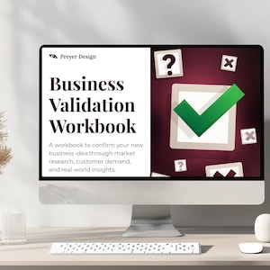 Może przedstawiać: Monitor komputera wyświetla "Business Validation Workbook" z tekstem i grafiką. Ekran pokazuje znacznik wyboru, znaki zapytania i krzyżyki. Klawiatura, mysz i dekoracyjny wazon z suszonymi roślinami znajdują się na pierwszym planie.