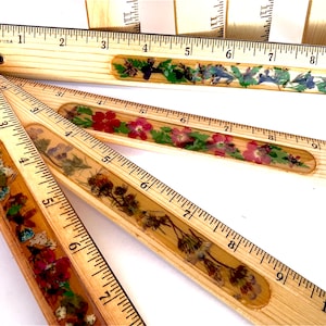 天然の押し花を使用した木製定規。ハンドメイドで、ガラスのように透明な永久カバーにセットされています。アリゾナ州製。ぜひお楽しみください！