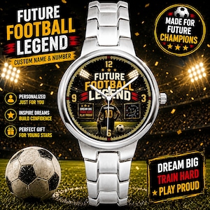 Könnte beinhalten: Eine silberfarbene Analogarmbanduhr mit Metallgliederarmband. Das Zifferblatt zeigt ein Fußballmotiv mit dem Text "FUTURE FOOTBALL LEGEND" und der Silhouette eines Spielers im Trikot mit der Nummer 10 auf einem grünen Rasen.