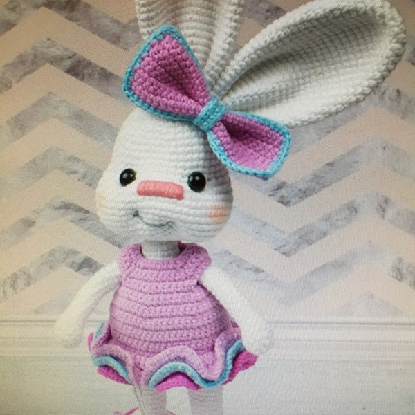 jouet de pâques de lapin, jouet de pâques de lapin de lapin, lapin bouillonnant de jouet, lapin dans la robe rose