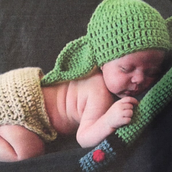 crochet baby photo outfit, crochet baby photo outfit, crochet NB diaper cover, hat, boots, light saber, yoda NB baby photo outfit 4 sizes