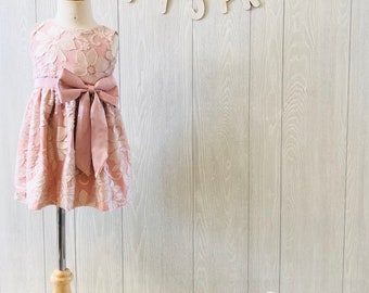 Robe rose à fleurs avec grand nœud pour fille