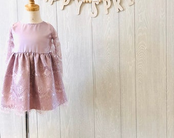 Robe mauve mauve avec empiècement en dentelle et manches pour fille.