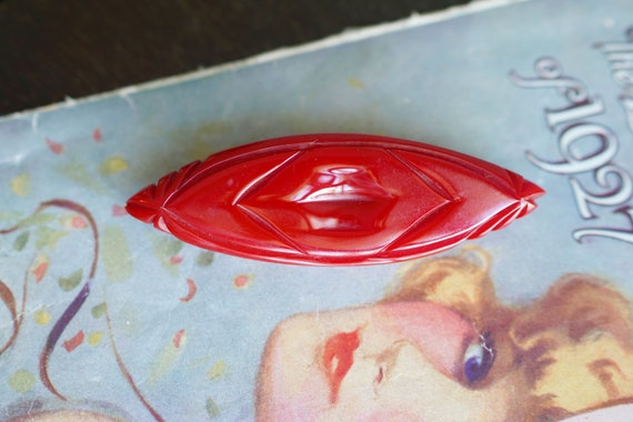 1940s Red Bakelite Lip Brooch - Rare 40s Large Car