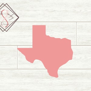 Könnte beinhalten: Eine rosa Umrisszeichnung des Bundesstaates Texas auf einem weißen Holzmaserungshintergrund.