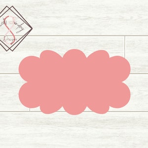 Może przedstawiać: Jasnoróżowa wykrawaczka w kształcie chmury na białej drewnianej powierzchni. Wykrawaczka ma falisty brzeg. Logo "weeks sunday designs" znajduje się w lewym górnym rogu.