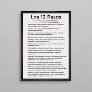 May include: A black and white poster with the title "Los 12 Pasos de Alcohólicos Anónimos". The poster lists 12 steps for recovery from alcoholism.