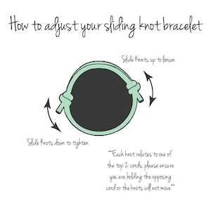 Pu&ograve; includere: Diagramma che mostra come regolare un braccialetto con nodo scorrevole. L'illustrazione mostra un braccialetto verde con due nodi. Le frecce indicano come far scorrere i nodi verso l'alto per allentare o verso il basso per stringere il braccialetto. Il testo dice: "Fai scorrere i nodi verso l'alto per allentare", "Fai scorrere i nodi verso il basso per stringere" e "Ogni nodo &egrave; correlato a uno dei due lacci superiori, assicurati di tenere il laccio opposto o i nodi non si sposteranno."