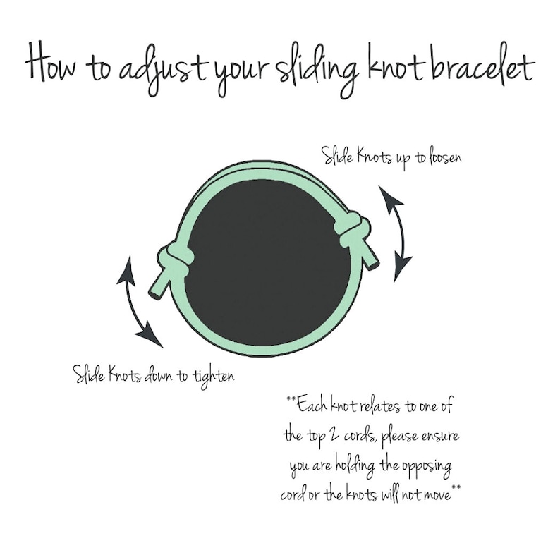 Pu&ograve; includere: Diagramma che mostra come regolare un braccialetto con nodo scorrevole. L'illustrazione mostra un braccialetto verde con due nodi. Le frecce indicano come far scorrere i nodi verso l'alto per allentare o verso il basso per stringere il braccialetto. Il testo dice: "Fai scorrere i nodi verso l'alto per allentare", "Fai scorrere i nodi verso il basso per stringere" e "Ogni nodo &egrave; correlato a uno dei due lacci superiori, assicurati di tenere il laccio opposto o i nodi non si sposteranno."