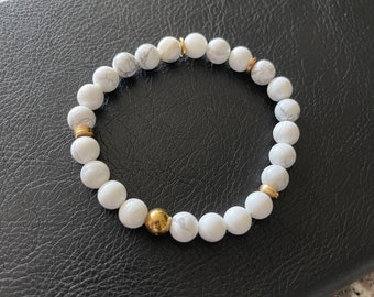 Armband met witte howlietkralen: edelsteen van 8 mm met gouden accenten