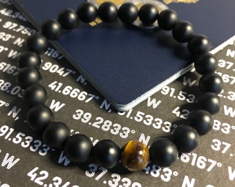 Pulsera de ónix negro mate con una sola cuenta de ojo de tigre naranja