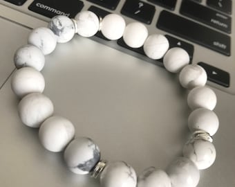 Bracelet de perles de howlite mat : bijoux en pierre blanche avec des touches d'argent