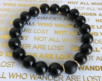 Pulsera de cuentas de ónix negro mate: piedra preciosa de 10 mm con detalles en oro.