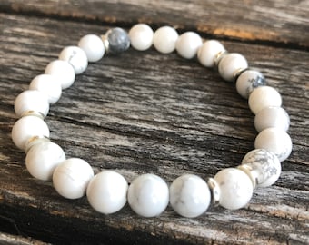 Bracelet en perles de howlite : pierre blanche de 8 mm avec rehauts d'argent