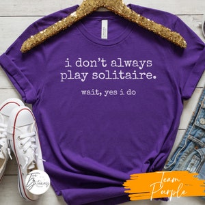 No siempre juego al solitario. Espera, sí, lo hago, camiseta Shuffle Up Solitaire Fun, regalo para entusiastas de los juegos de cartas Team Purple