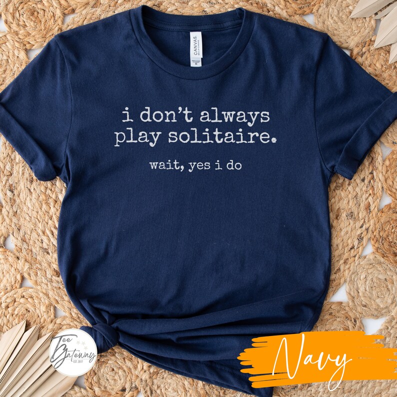 No siempre juego al solitario. Espera, sí, lo hago, camiseta Shuffle Up Solitaire Fun, regalo para entusiastas de los juegos de cartas Navy