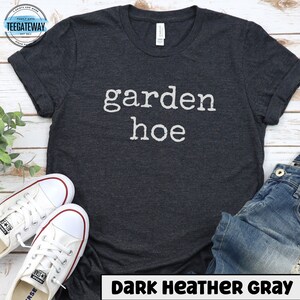 Maglietta divertente con zappa da giardino, maglietta per giardiniere, maglietta per il giardino della nonna, foresta alimentare, maglietta per il pollice verde, appassionato di giardinaggio, fattoria urbana Dark Grey Heather