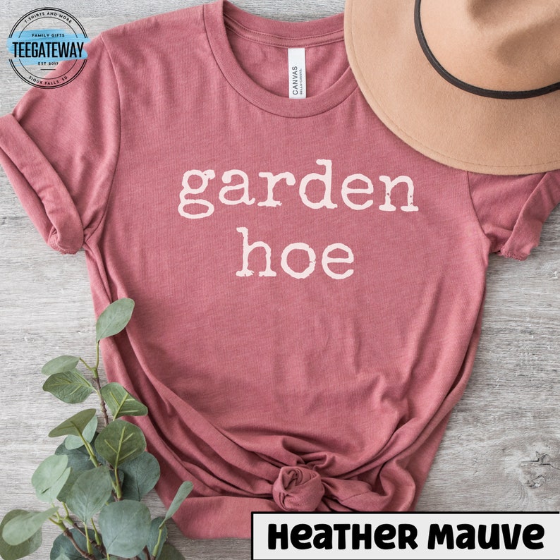 Maglietta divertente con zappa da giardino, maglietta per giardiniere, maglietta per il giardino della nonna, foresta alimentare, maglietta per il pollice verde, appassionato di giardinaggio, fattoria urbana Heather Mauve