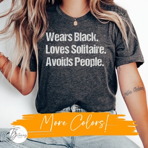 En noir. Aime le solitaire. Évite les gens. T-shirt, expert en solitaire ? Portez ce t-shirt amateur de jeux de cartes !