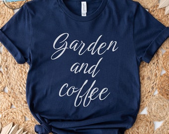 Può includere: Una maglietta blu navy con la scritta "Garden and coffee" in lettere bianche.