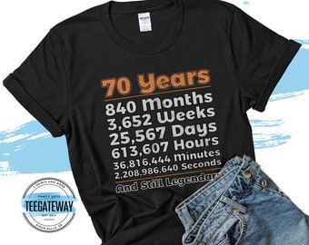 70歳の誕生日シャツ | 70歳 | 70歳のギフトアイデア | 誕生日カウントダウン | 今でも伝説 | 男性への面白いギフト | 女性用Tシャツ