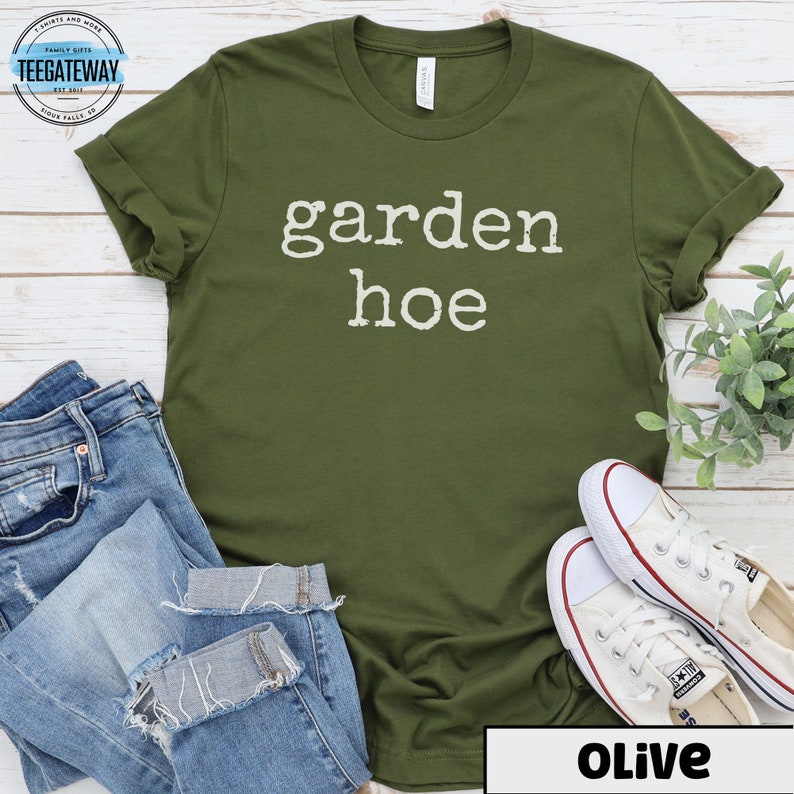 Maglietta divertente con zappa da giardino, maglietta per giardiniere, maglietta per il giardino della nonna, foresta alimentare, maglietta per il pollice verde, appassionato di giardinaggio, fattoria urbana Olive