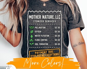 Può includere: Una t-shirt a maniche corte grigio scuro mélange con un design grafico a forma di scontrino intitolato MOTHER NATURE, LLC ITEMIZED SERVICES. La stampa elenca servizi come POLLINATION, OXYGEN e WATER FILTRATION a $0.00, terminando con STOP PAYING EVERYTHING.