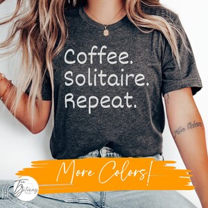 Caffè. Solitario. Ripeti. Maglietta, maglietta Aces High Solitaire Enthusiast, regalo perfetto per giocatori di carte