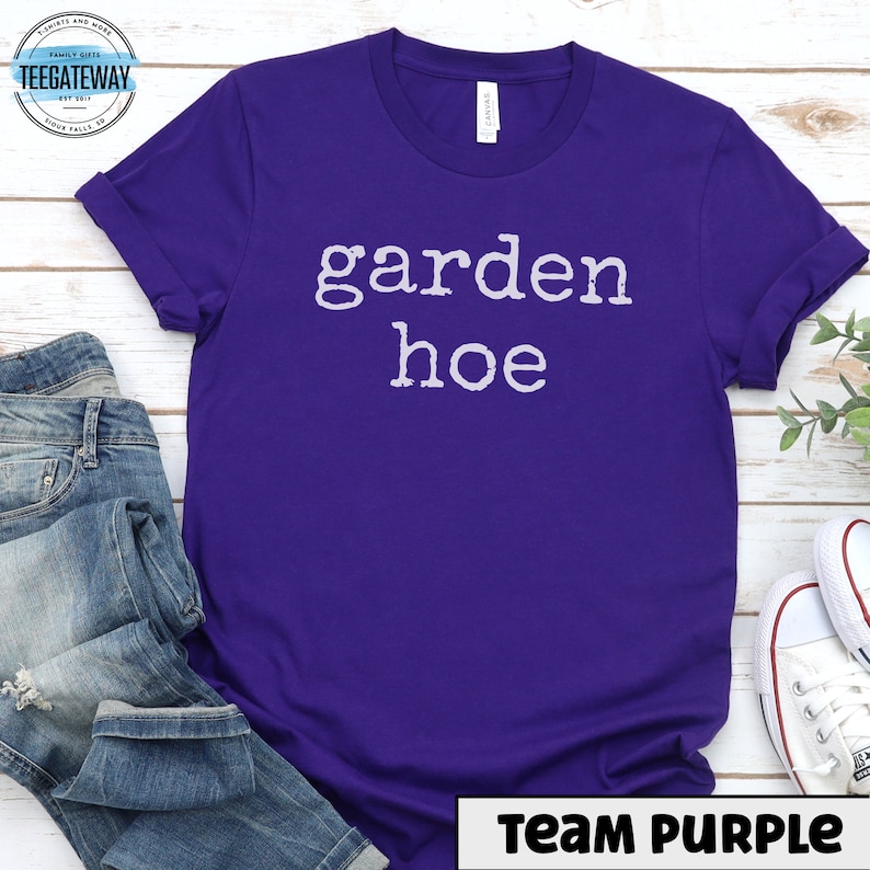 Maglietta divertente con zappa da giardino, maglietta per giardiniere, maglietta per il giardino della nonna, foresta alimentare, maglietta per il pollice verde, appassionato di giardinaggio, fattoria urbana Team Purple