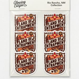 Peut inclure: Une feuille de six autocollants rectangulaires de la collection Rio Rancho, NM de Glowing Canyon Co. Chaque autocollant présente un graphique marron et orange avec le texte Land of Entrapment, un soleil rouge, une montgolfière et un piment.