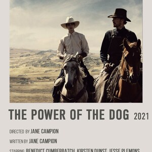 Puede incluir: Un póster de película para la película "The Power of the Dog", estrenada en 2021. El póster presenta a dos hombres a caballo, uno con un sombrero de vaquero blanco y el otro con un sombrero de vaquero marrón. La película fue dirigida y escrita por Jane Campion.