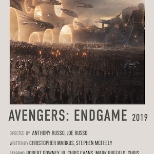 Może przedstawiać: Plakat filmowy do filmu Avengers: Endgame, przedstawiający wielką armię superbohaterów stojących przed futurystycznym miastem. Plakat zawiera tytuł filmu, rok 2019 oraz nazwiska reżyserów, scenarzystów i aktorów.
