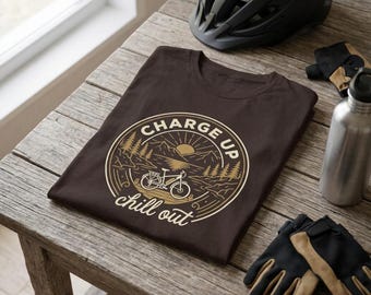 T-shirt med grafisk design för bergsolnedgång och Charge Up | cykelchillout-design