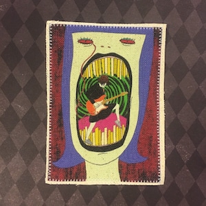 Könnte beinhalten: Ein rechteckiger Aufnäher mit einer surrealen Illustration. Das Kunstwerk zeigt ein Gesicht mit weit geöffnetem Mund, das eine Person zeigt, die in einem wirbelnden grünen Wirbel eine Gitarre spielt. Der Aufnäher hat einen weiß genähten Rand.