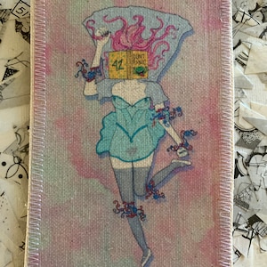 Peut inclure: Une illustration fantaisiste d'une personne aux cheveux roses et à la robe bleue. La personne tient un livre avec les mots "Ne paniquez pas" et le numéro "42" sur la couverture. L'illustration est sur un fond rose et bleu clair.