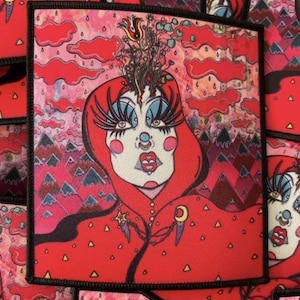 Puede incluir: Un juego de tres tazas de cerámica con un acabado mate moteado. Las tazas son de color crema, gris claro y gris oscuro. Cada taza tiene un diseño simple y minimalista, ideal para café o té.