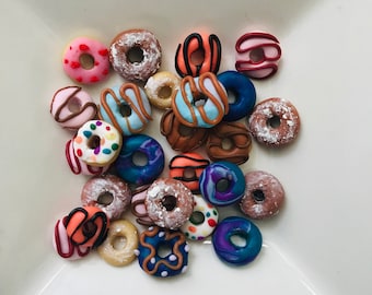 Donut em miniatura, Donut de argila polimérica, Donut com granulado, Donut de chocolate, Donut de morango, Veludo vermelho, Guloseimas para casa de bonecas