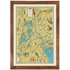 Puede incluir: Un mapa vintage del condado de Crow Wing, Minnesota, con un fondo amarillo, lagos azules y caminos marrones. El mapa está rodeado por un marco de madera marrón e incluye ilustraciones de personas pescando, nadando y navegando.