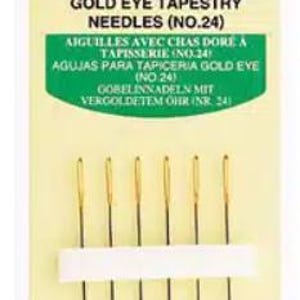 Puede incluir: Un paquete de seis agujas de tapicería de ojo dorado, tamaño 24, de Clover. Las agujas están empaquetadas en una caja de plástico transparente con una tarjeta de respaldo blanca. La tarjeta tiene el logotipo de Clover y el texto "Gold Eye Tapestry Needles (No.24)" en verde y negro.