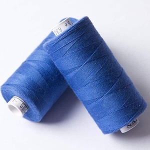 Op de afbeelding: Twee spoelen blauwe draad, een met het label "830 1/9" en de andere met het label "500 1 -"