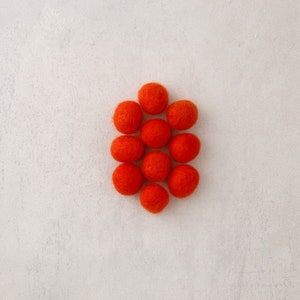 PERLES DE FEUTRE FAIT MAIN 18mm ~ Orange 10 pièces ~ pompons en feutre de laine fabriqués au Népal soutenant les femmes défavorisées, perles de laine, pompons en feutre